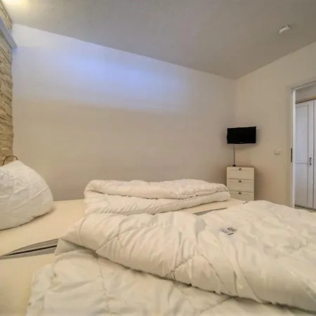 - Haus E, App 0e1003 *
